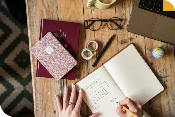 Detalle de persona trabajando en agendas personalizadas en Bogotá con Legarchivo