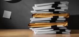 Plano cerrado de diferentes archivos sobre mesa mostrando como hacer un diagnóstico de gestión documental eficiente con Legarchivo
