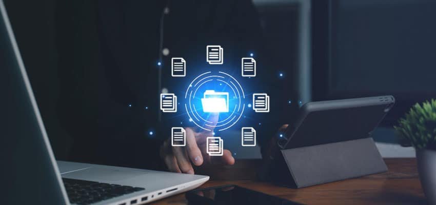 Persona con iconos proyectados mostrando la digitalización de documentos segura y eficiente con Legarchivo