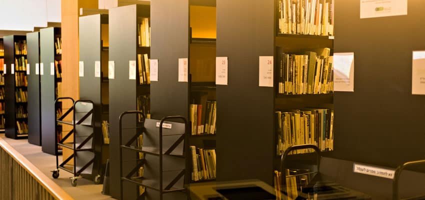 Plano general de cuarto de archivos mostrando un ejemplo de gestión documental eficiente en implementación para una empresa