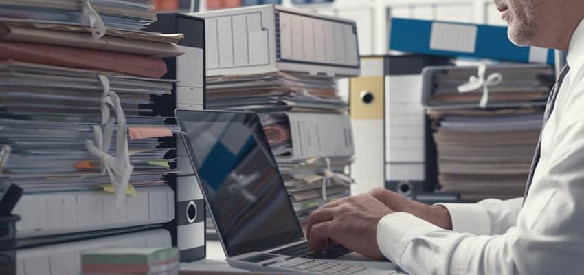 Persona realizando organización de documentos cumpliendo normativas y objetivos específicos de la gestión documental realizada con Legarchivo
