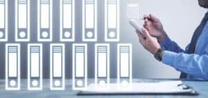 Persona evaluando los tipos de formatos de archivos digitales para su empresa implementar con Legarchivo